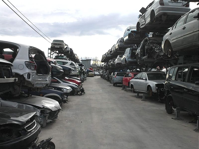 Разборки в москве и московской. Авторазбор. Японские авторазборки. Авторазборки в Японии. Авторазборка японских авто.